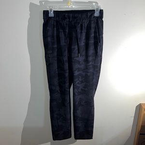 Lululemon On The Fly 7/8 Pant *27" | EUC Size 4 | Incognito Camo Multi Grey